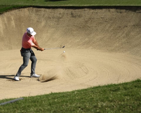 J.J. Spaun takes the lead at Sony Open with a wide-open chase in the wind of Waialae