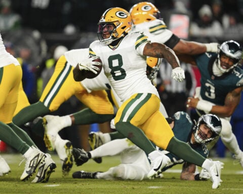 Hurts tosses 2 TD passes and Goedert throws 3 stiff-arms to lead Eagles past Packers 22-10