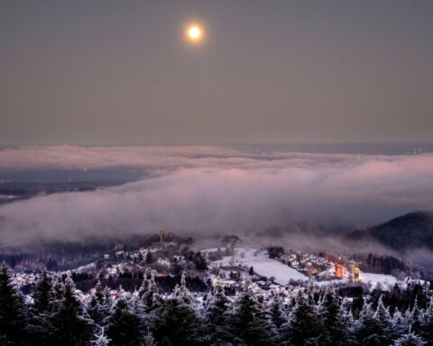 See the full wolf moon overtake Mars in the night sky and glimpse a planetary parade