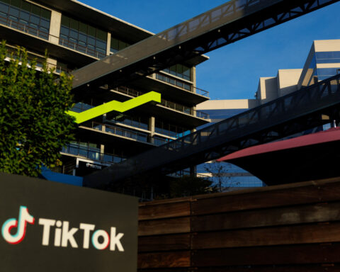 US lawmakers urge Biden to extend TikTok Jan. 19 ban deadline