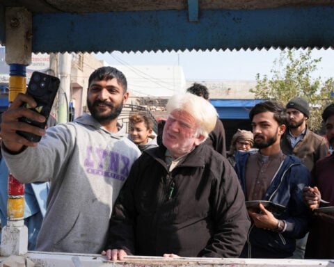 Trump look-alike sings to sell pudding in Pakistan