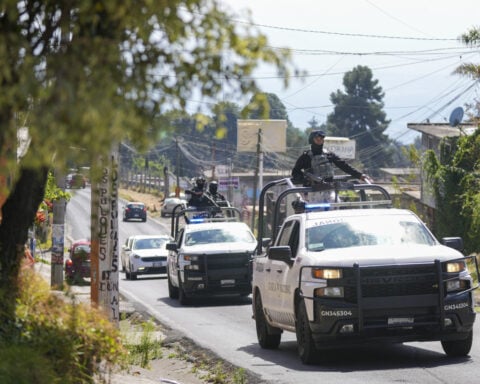 5 killed in Mexican town caught between battling criminal groups