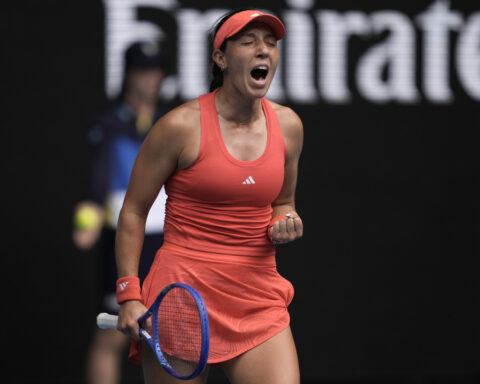 Australian Open: Naomi Osaka is back in a Slam's 3rd round for the 1st time in 3 years