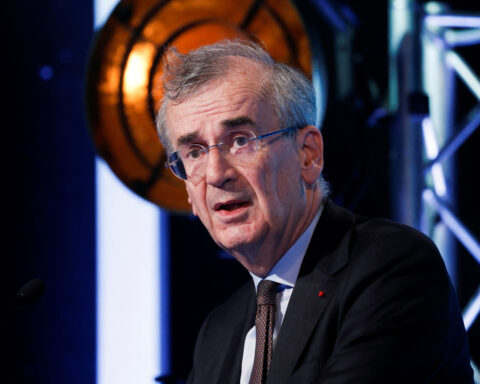 US financial deregulation would raise crisis risks, French central bank chief says