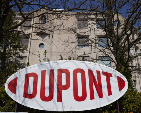 DuPont to no longer separate water business, moves ahead with electronics spinoff