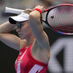 Iga Swiatek moves into a 3rd-round match against Emma Raducanu at the Australian Open