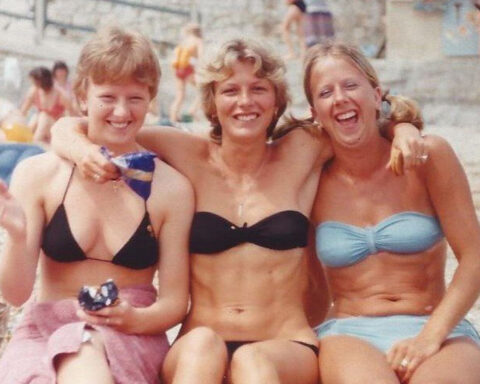 Three sisters posed for a photo on a beach in the 1980s. Over 40 years later they recreated it