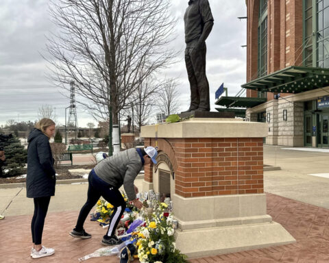 'Mr. Baseball' Bob Uecker, Brewers announcer, dies at 90