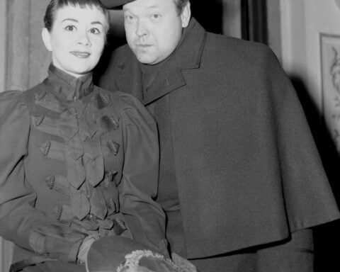 Tony Award-winning British actor Joan Plowright, widow of Laurence Olivier, dies at 95