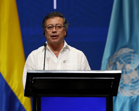 Colombia's president suspends peace talks with ELN rebels