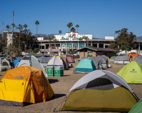 ‘Everybody can do something’: Angelenos come together to help after fires