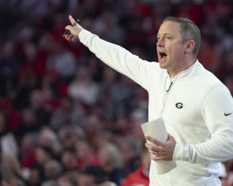 No. 1 Auburn escapes No. 23 Georgia with 70-68 win