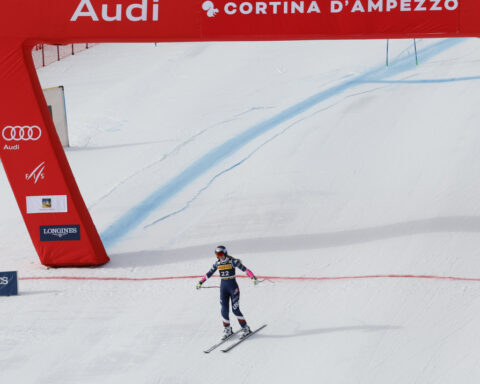 Lindsey Vonn falls while on pace for top-5 finish at super-G in Cortina but avoids injury again