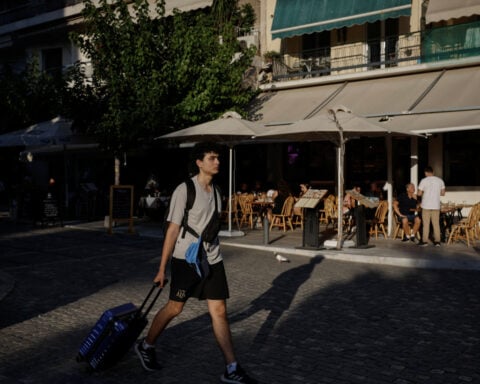 Greece's current account gap narrows slightly in November thanks to tourism