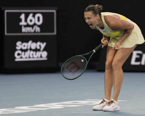 Aryna Sabalenka reaches the Australian Open semifinals as she seeks a third title in a row