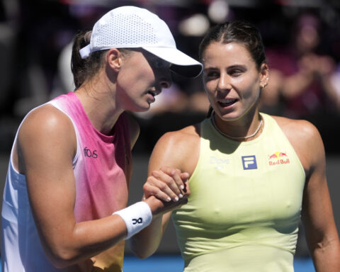 Australian Open: Iga Swiatek overwhelms Emma Navarro and will face Madison Keys in the semifinals