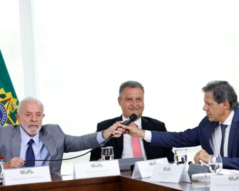 Brazilian government officials renew fiscal balance pledge