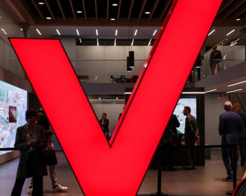 Verizon wireless subscriber growth hits 5-yr high, profit view weak