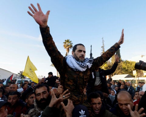 Palestinians welcome freed prisoners as heroes, hail Hamas