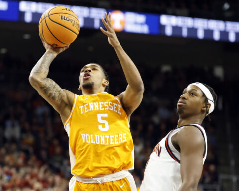 No. 1 Auburn slips past No. 6 Tennessee 53-51 and extends its winning streak to 11 games