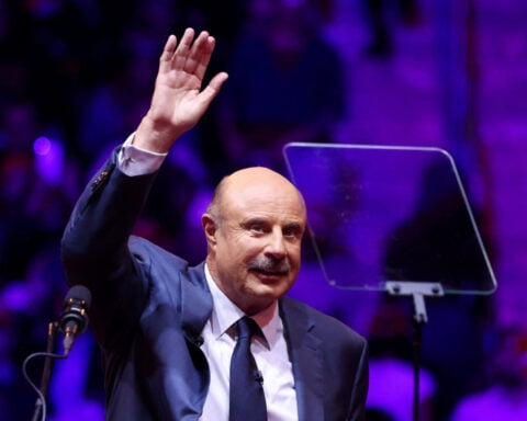 TV host 'Dr. Phil' films as ICE targets migrants in Chicago