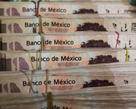 Mexico's peso falls after Trump announces tariffs on Colombian goods