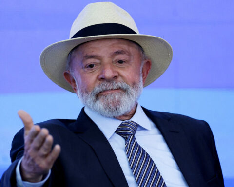 Views of Lula turn negative, Brazilians wary on taxes, economy