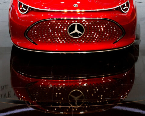 Mercedes-Benz expects higher margin on car division in fourth quarter, analysts say