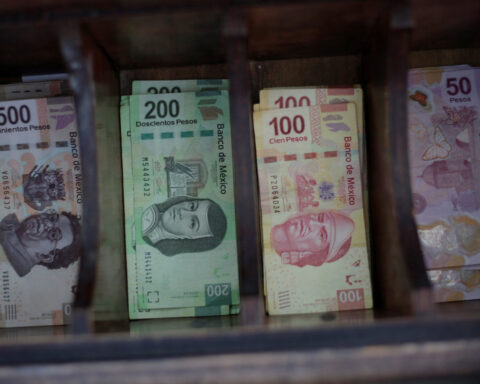 Mexican peso tumbles, investors jittery after Trump's Colombia tariff scare