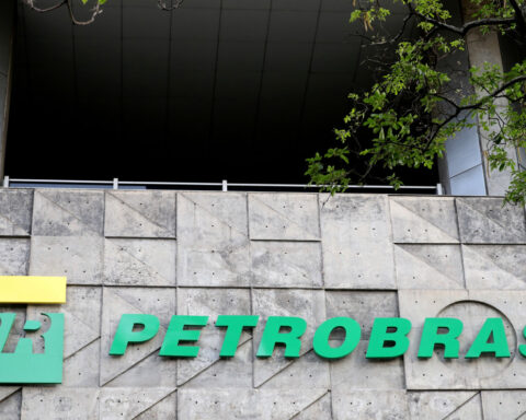 Petrobras CEO told Brazil President it will adjust diesel prices, local media says