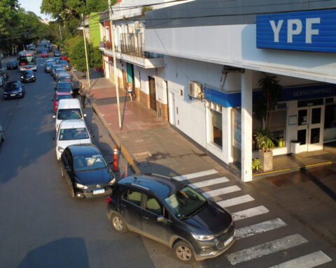 Argentina lifts tariffs on low-cost EVs and hybrids, cuts some auto taxes