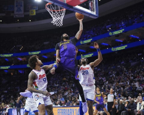 Lakers forward Anthony Davis exits against 76ers with abdominal muscle strain