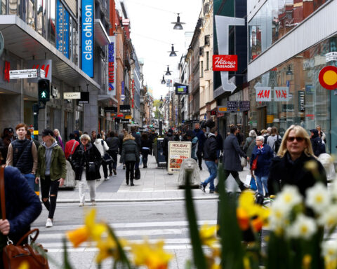 Swedish economy grows 0.2% in Q4, flash figures show