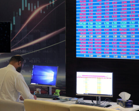 Major Gulf markets fall on weak earnings; Al Rajhi Bank lifts Saudi index