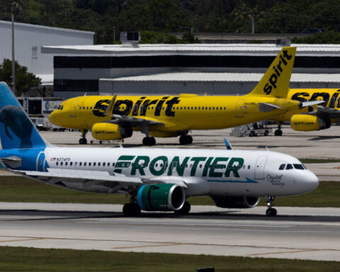 Frontier makes an offer to rescue Spirit Airlines