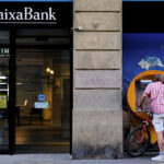 Caixabank's fourth quarter net profit rises 33% on higher fees