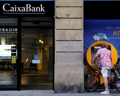 Caixabank's fourth quarter net profit rises 33% on higher fees