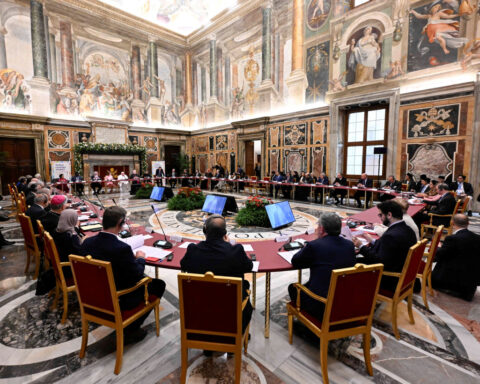 Pope Francis decries deaths of children in global conflicts