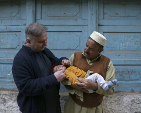 Gunmen kill a police officer working on Pakistan's first polio drive of the year