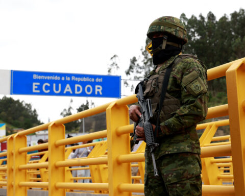 Ecuador to shutter borders over weekend, militarize ports