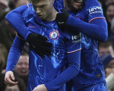 Chelsea come from behind to beat West Ham in pulsating London derby