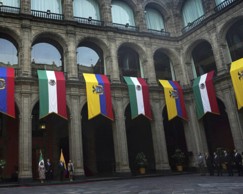 Ecuador's conservative president announces tariffs on Mexican exports in an echo of Trump policy
