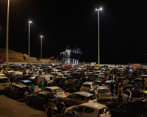 Hundreds flee Santorini as quakes disrupt life