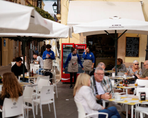 Spain's jobless rates inches up month-on-month in January