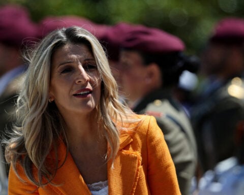 Spanish ministers agree to cut legal working week to 37.5 hours