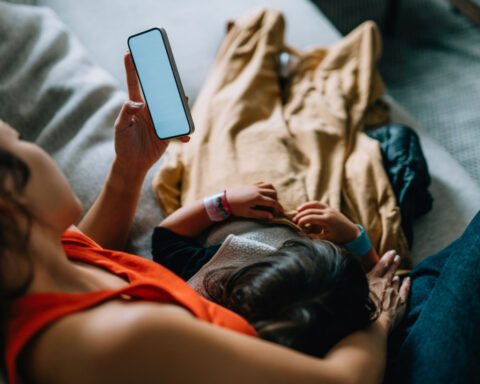 Parents’ phone habits increase exposure of mature content for children, new study finds