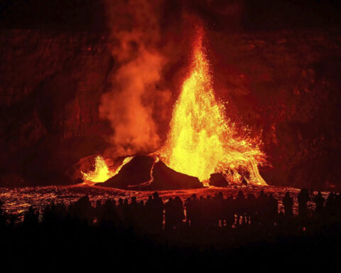 Hawaii volcano produces tall lava fountaining in latest episode of Kilauea eruption