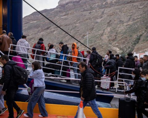 Evacuation of Greece's Santorini island continues as tremors persist