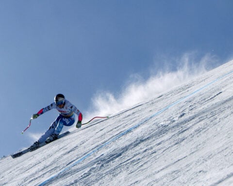 Lindsey Vonn’s Alpine World Ski Championships return ends early after she collides with gate