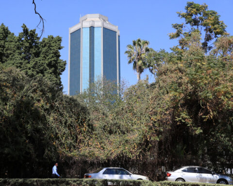 Zimbabwe central bank keeps policy rate at 35%